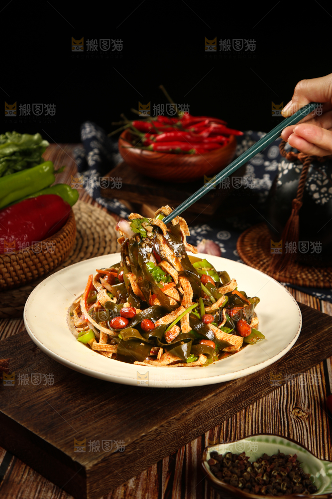 筷子上夹着海带丝拌豆皮