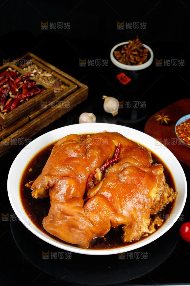 盘子里的酱香猪头肉