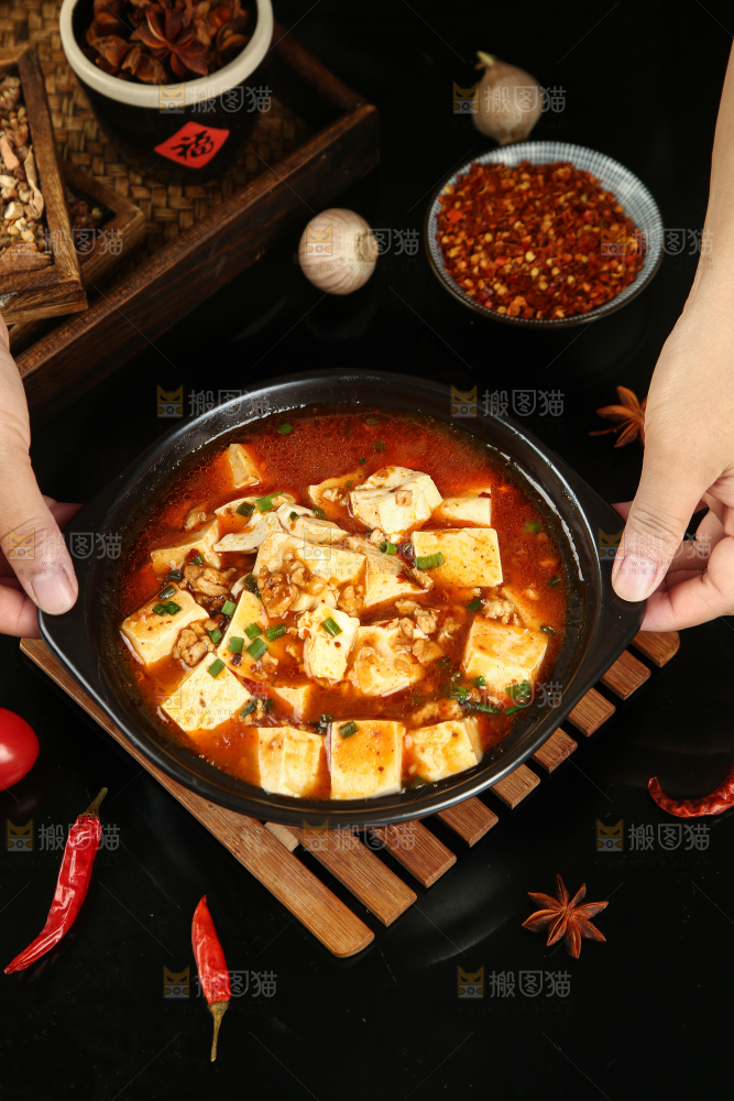 手里端着肉沫豆腐
