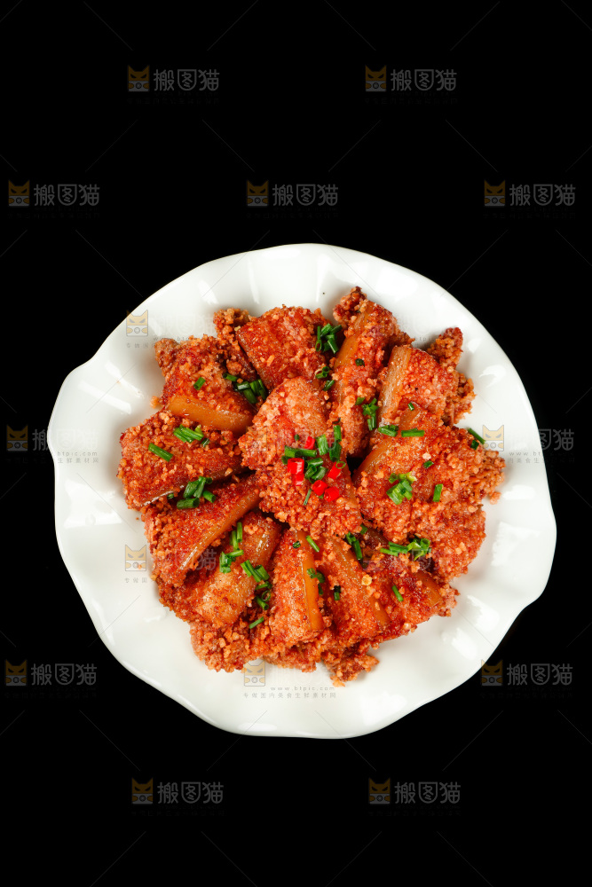 黑底上放着一盘粉蒸肉