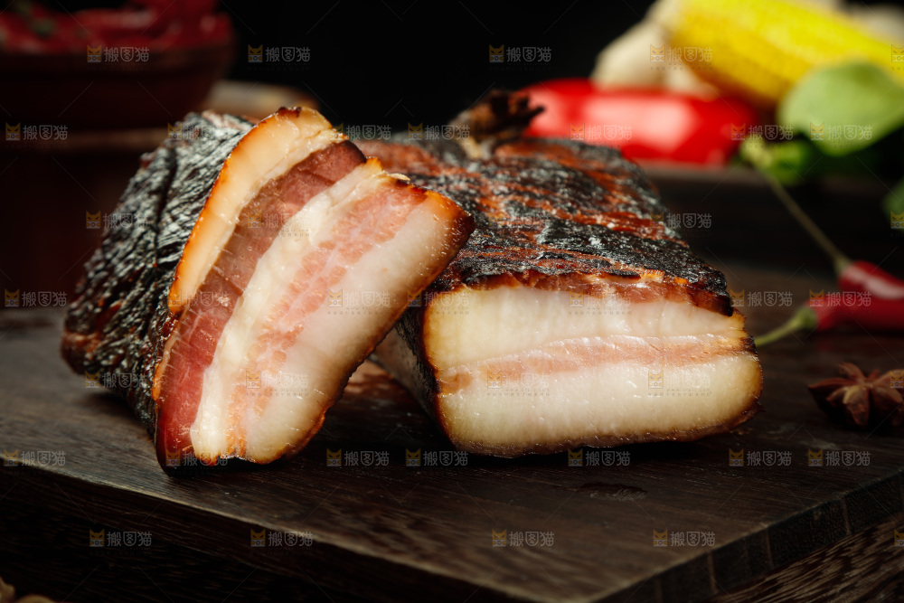 深底上的四川烟熏腊肉