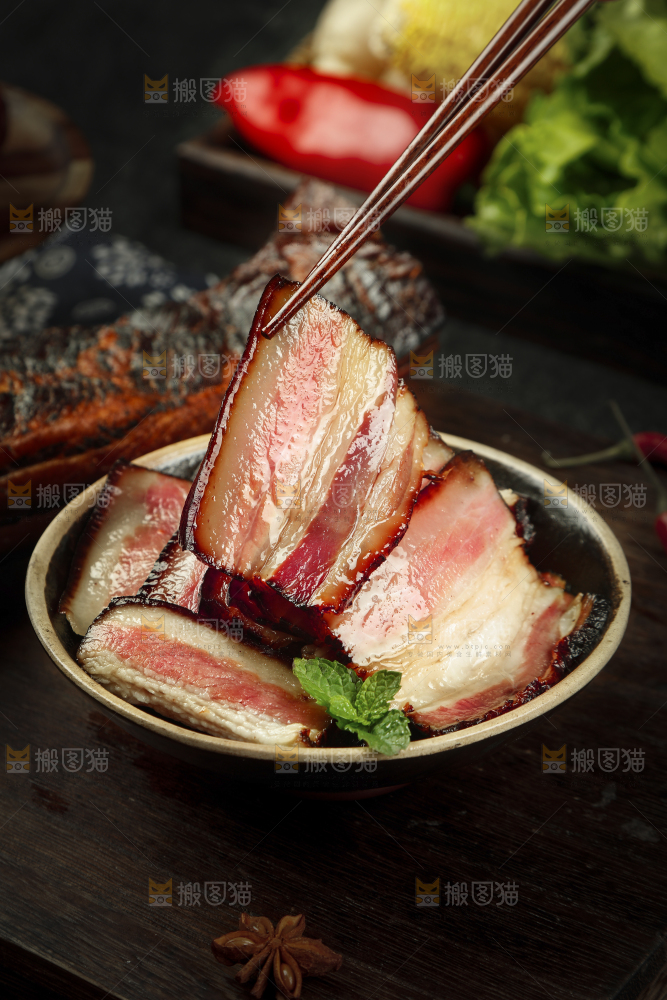 筷子上夹着五花腊肉