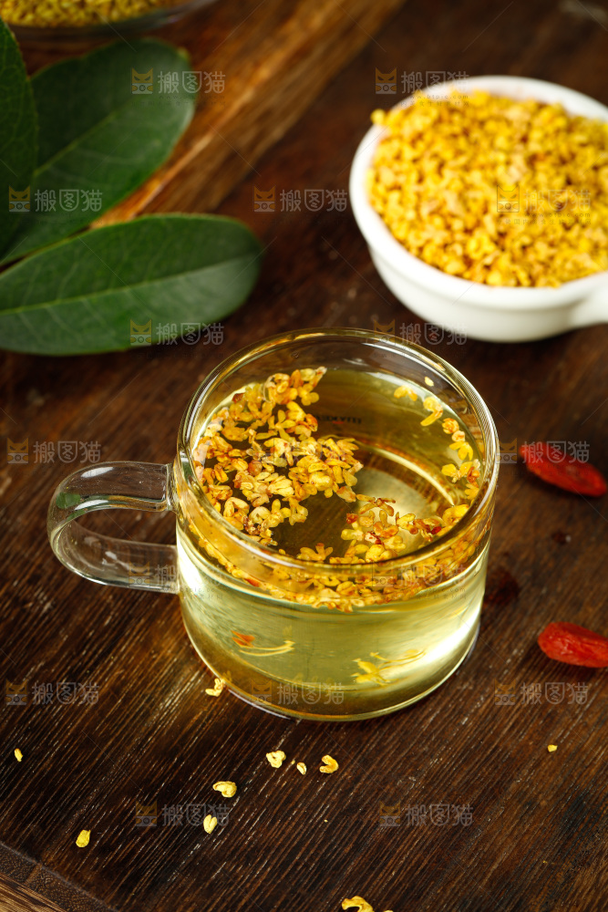 木底上摆放着一杯桂花茶