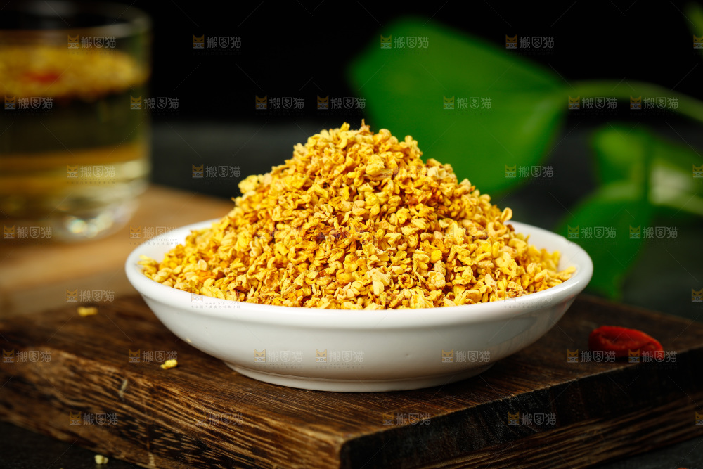 勺子舀着桂花