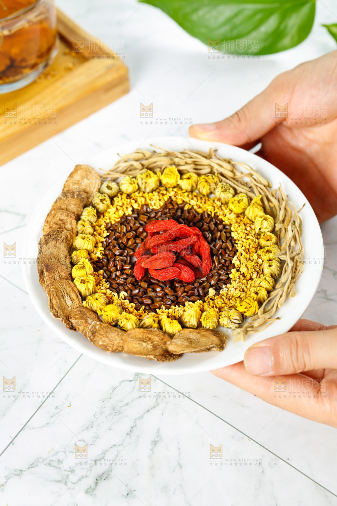 手里端着一盘花茶原材料