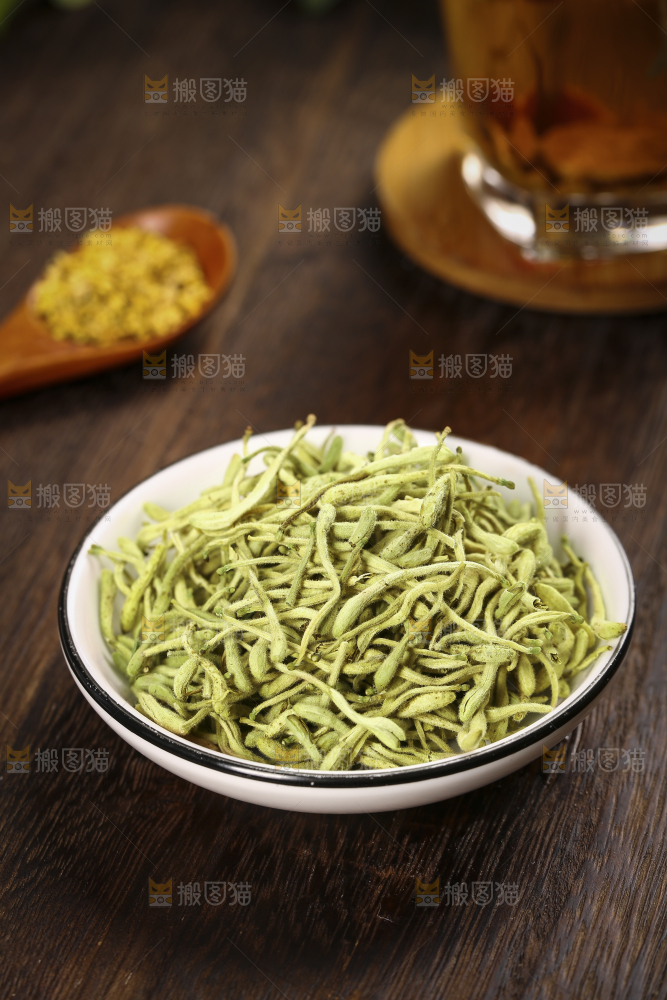 木底上放着一碟金银花茶
