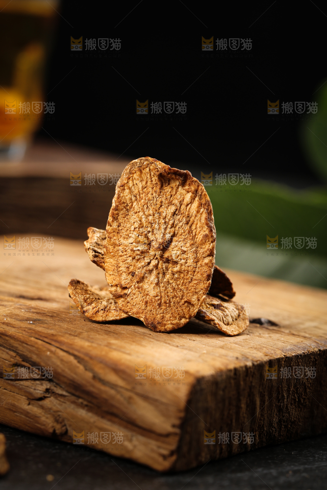 木板上的牛蒡根