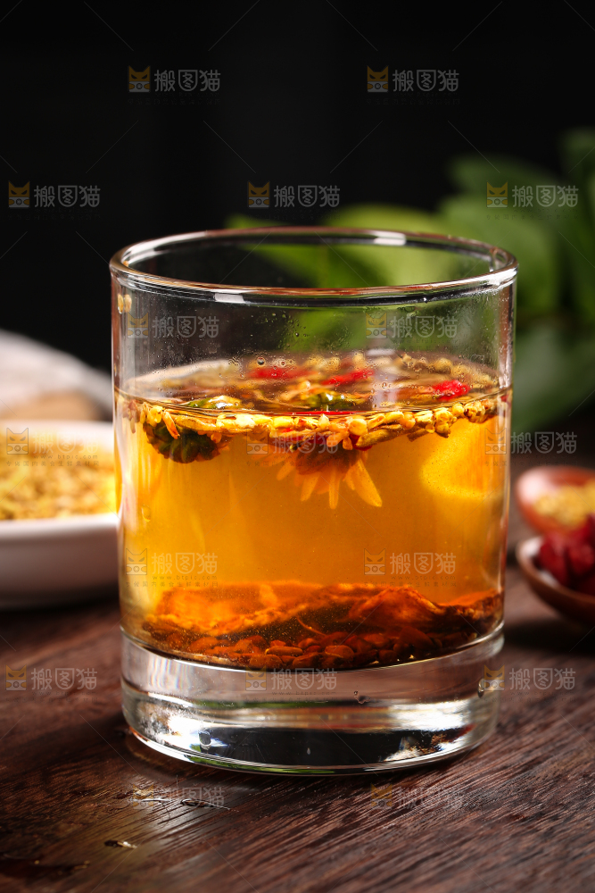 木底上摆放着一杯花茶