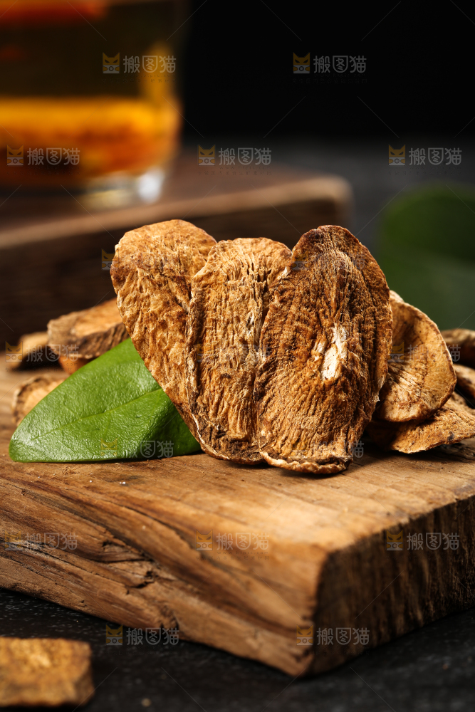 木板上的牛蒡根