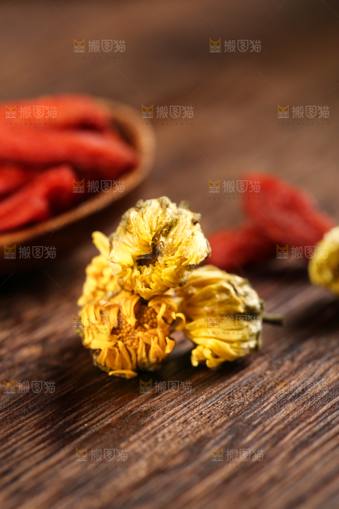 木底上的菊花