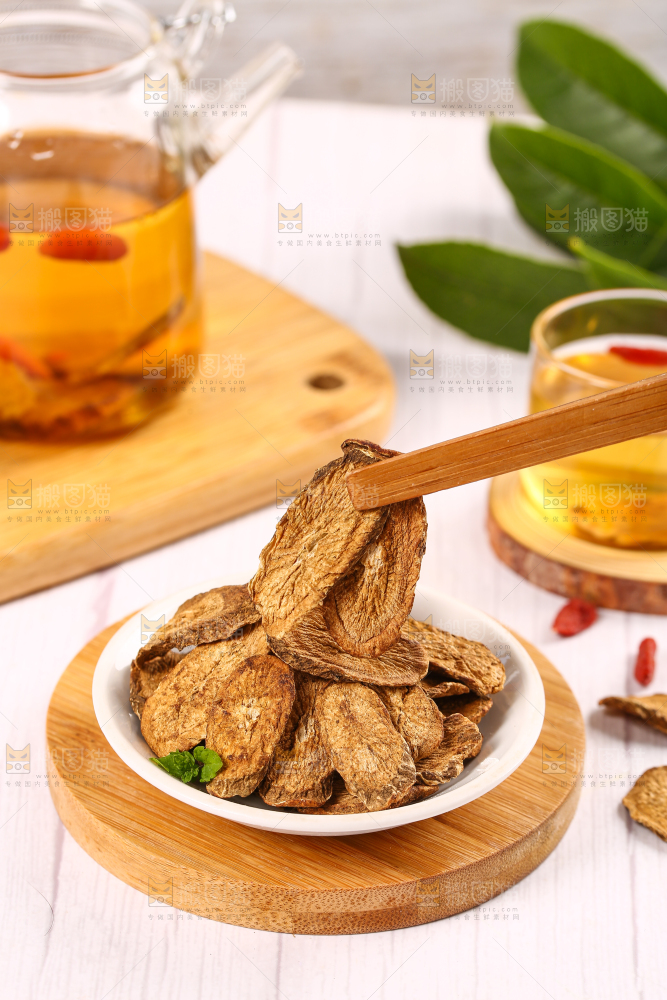 夹子上夹着牛蒡片