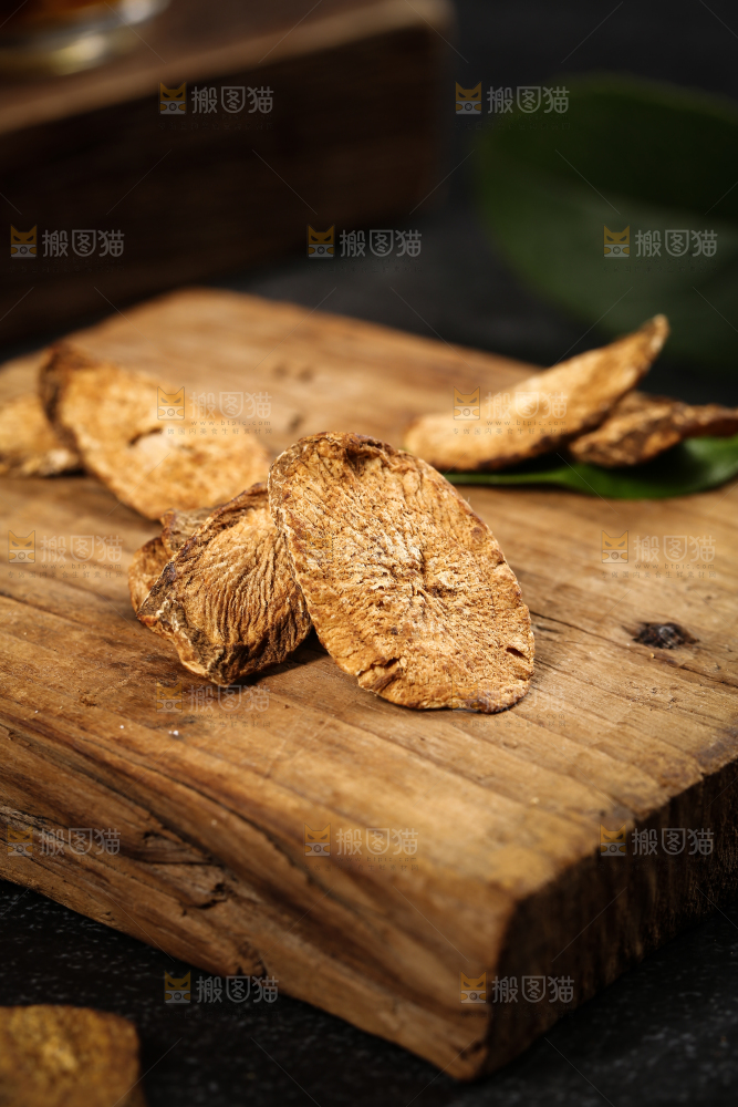 木板上的牛蒡根