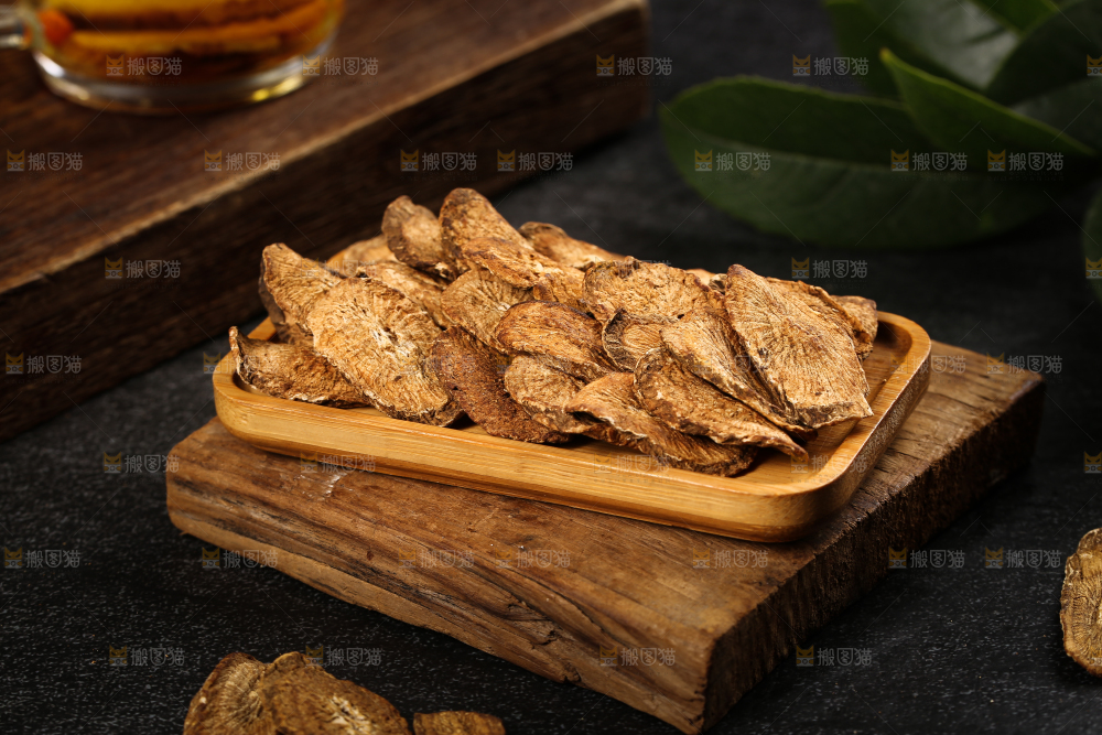 木板上放着一盘牛蒡根茶