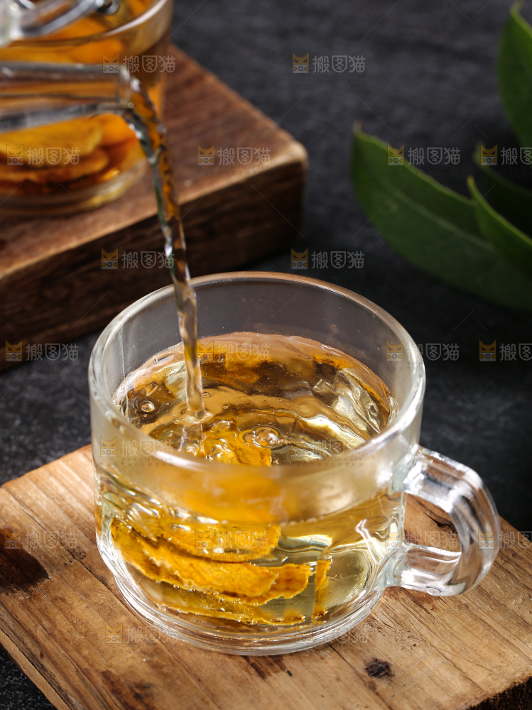 木板上放着一杯牛蒡茶