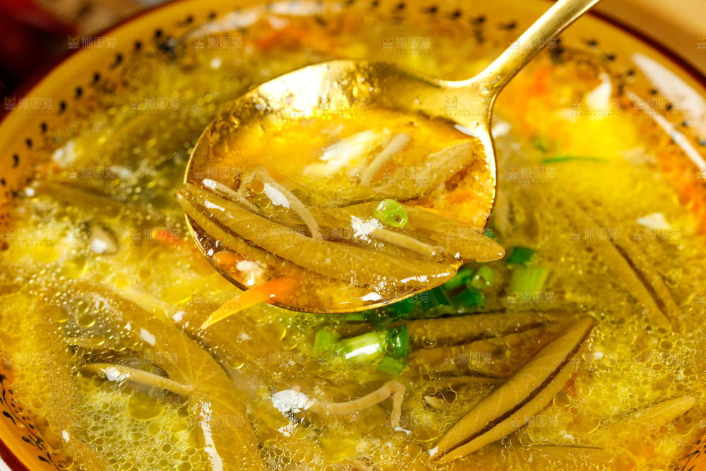 勺子舀着西湖莼菜汤