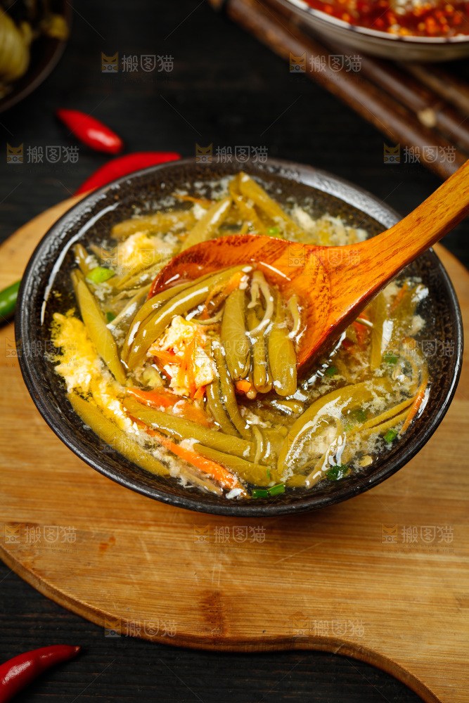 勺子舀着西湖莼菜汤