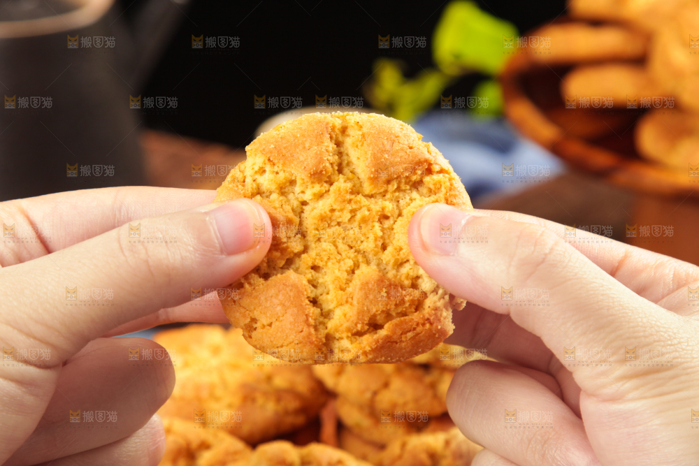 手掰着桃酥饼干