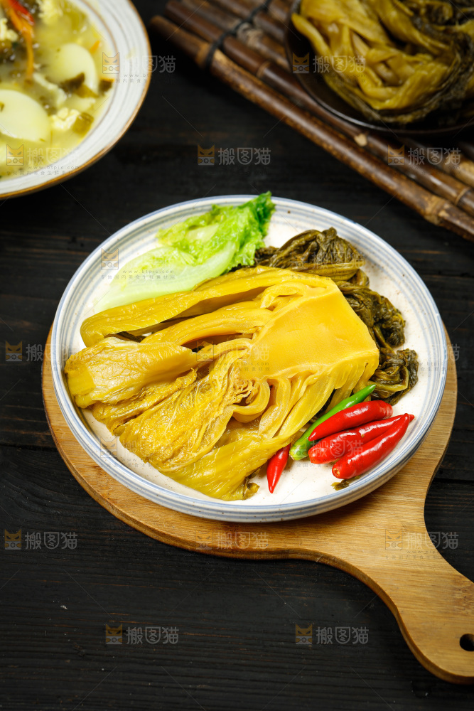 盘子里放着酸菜