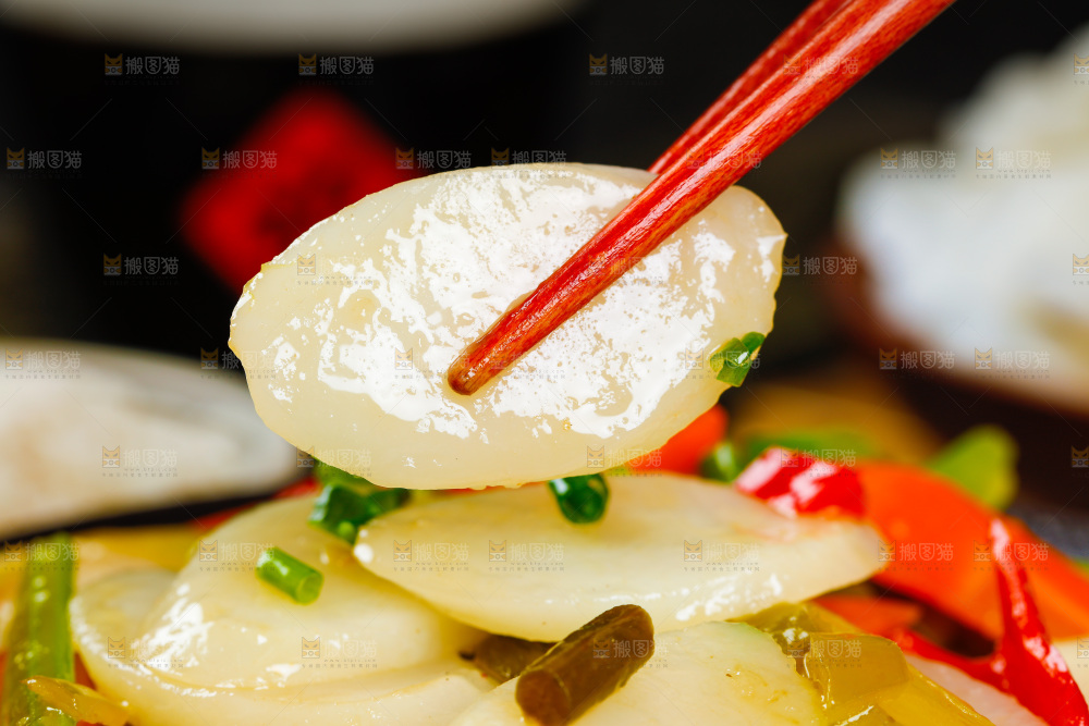 筷子夹着年糕