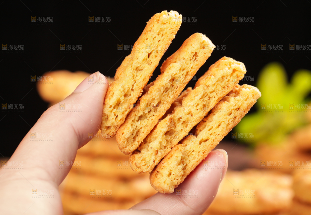 手里拿着桃酥饼干