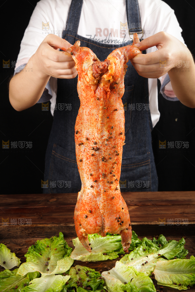 手拿着兔肉