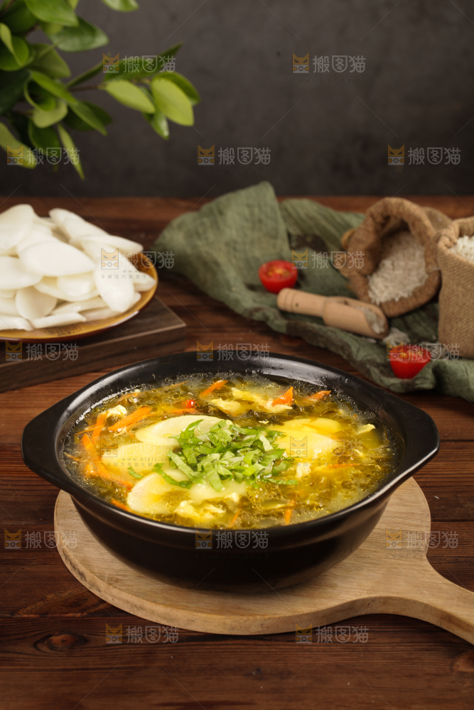 一碗砂锅酸菜年糕汤