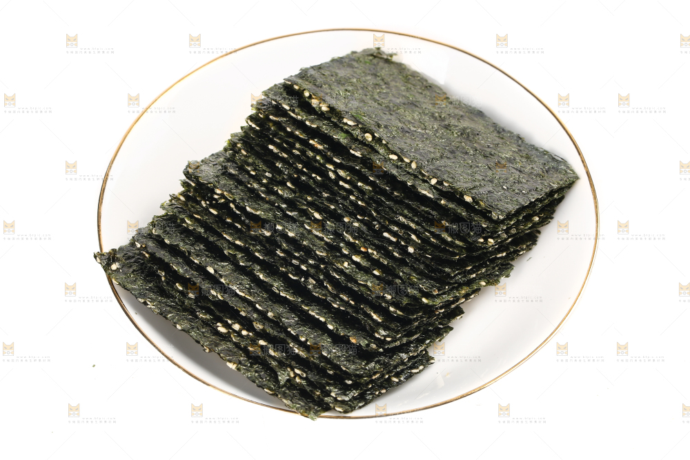 白底上放着一盘海苔夹心脆