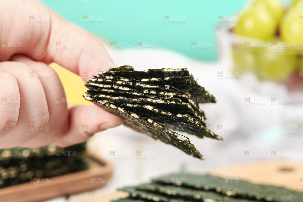 手里拿着夹心海苔脆