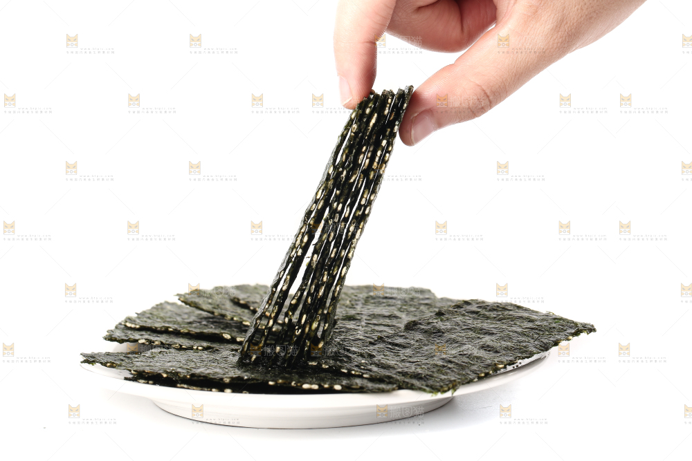 白底上放着一盘海苔夹心脆