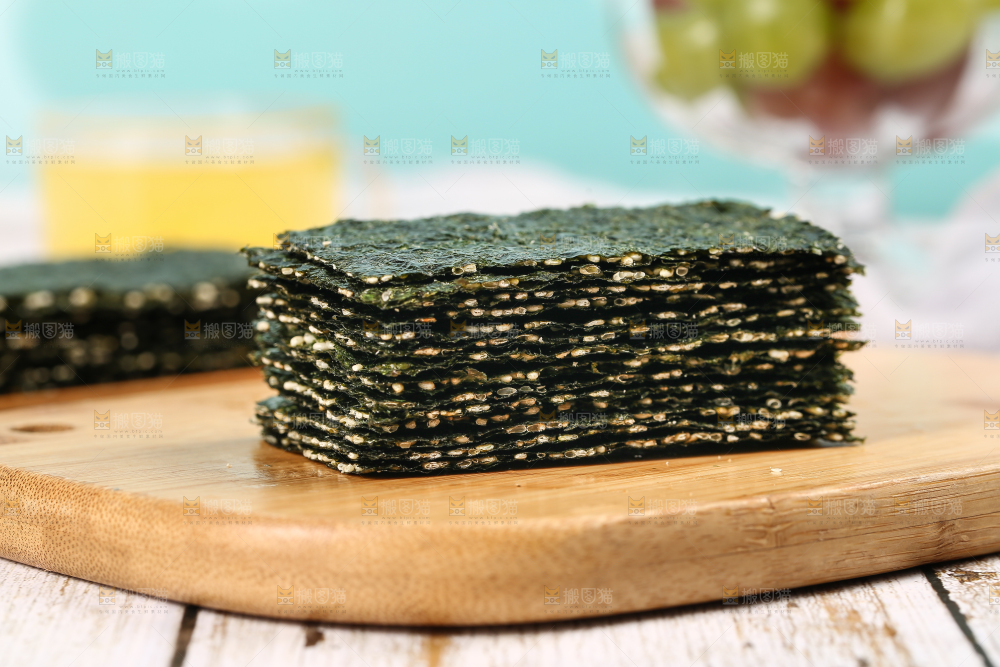 木板上放着海苔夹心脆