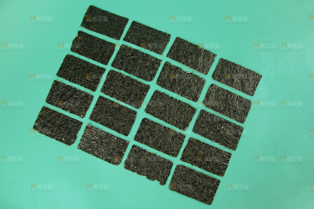 绿底上放着海苔片