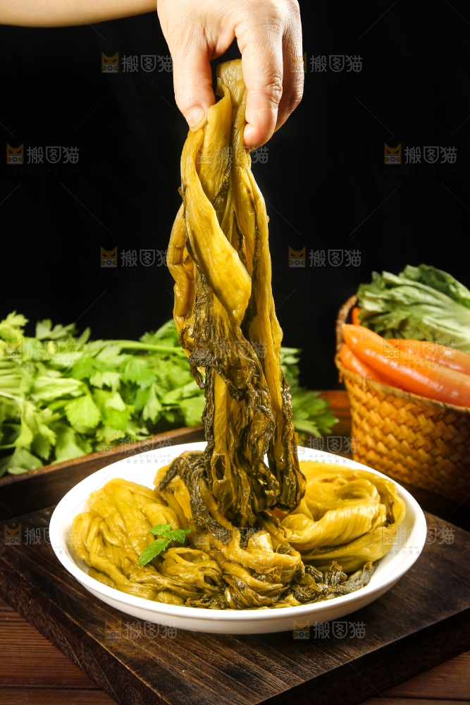 手拿着酸菜