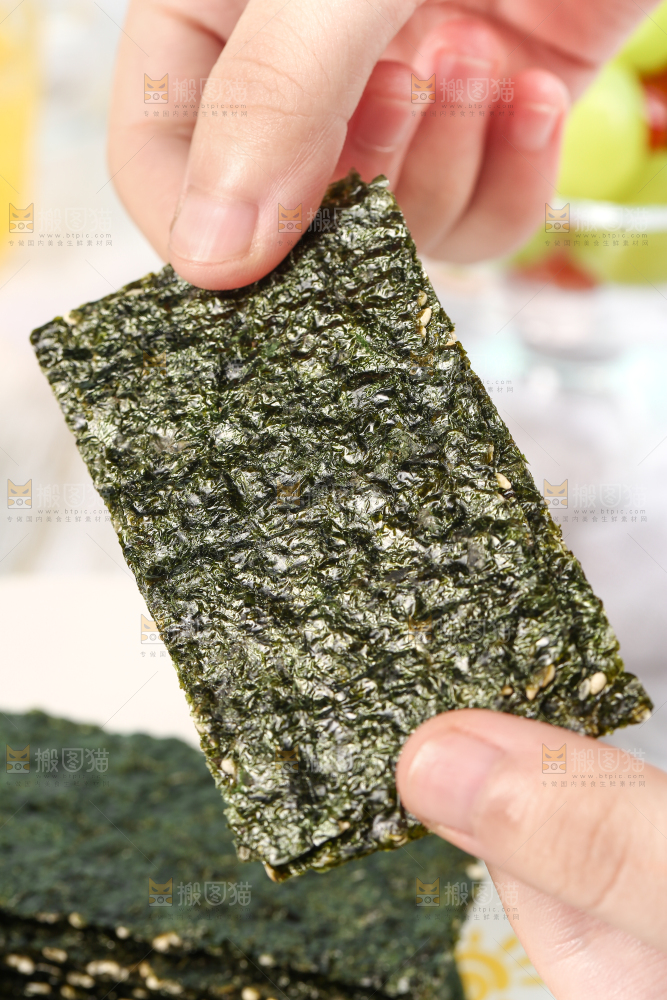 手里拿着芝麻夹心海苔