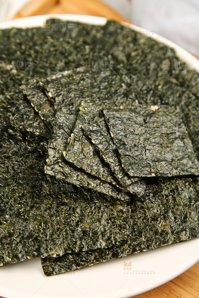 木板上放着一盘夹心海苔