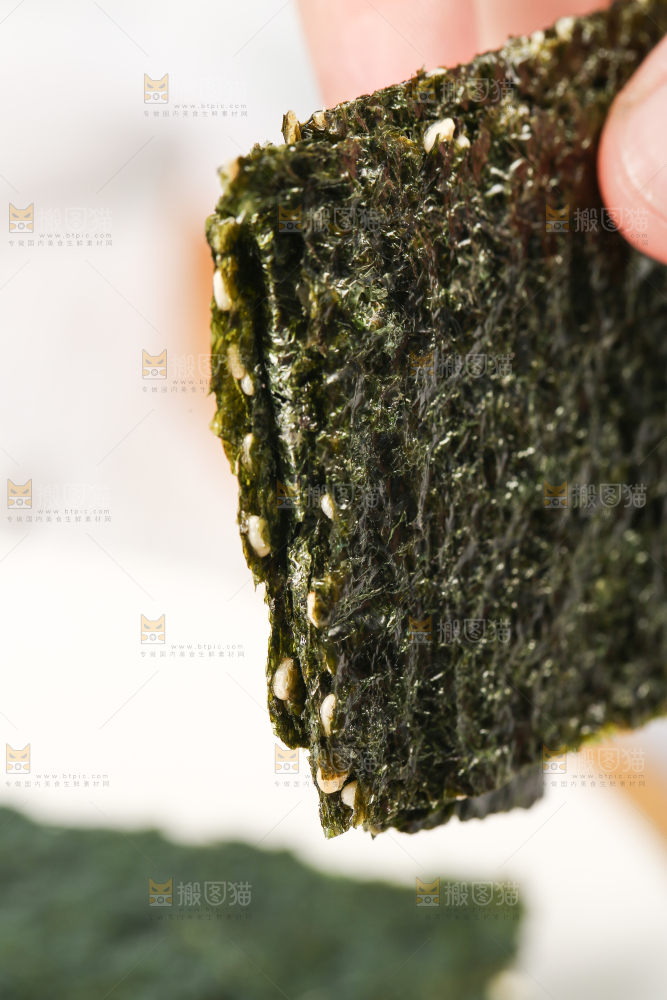 手里拿着芝麻夹心海苔