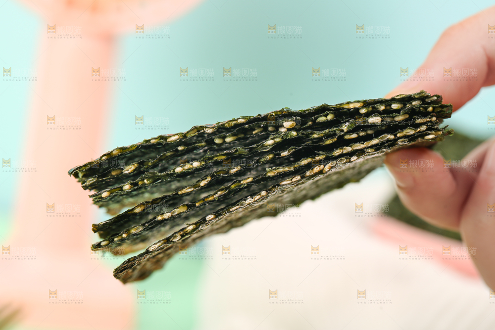 手拿着夹心海苔脆