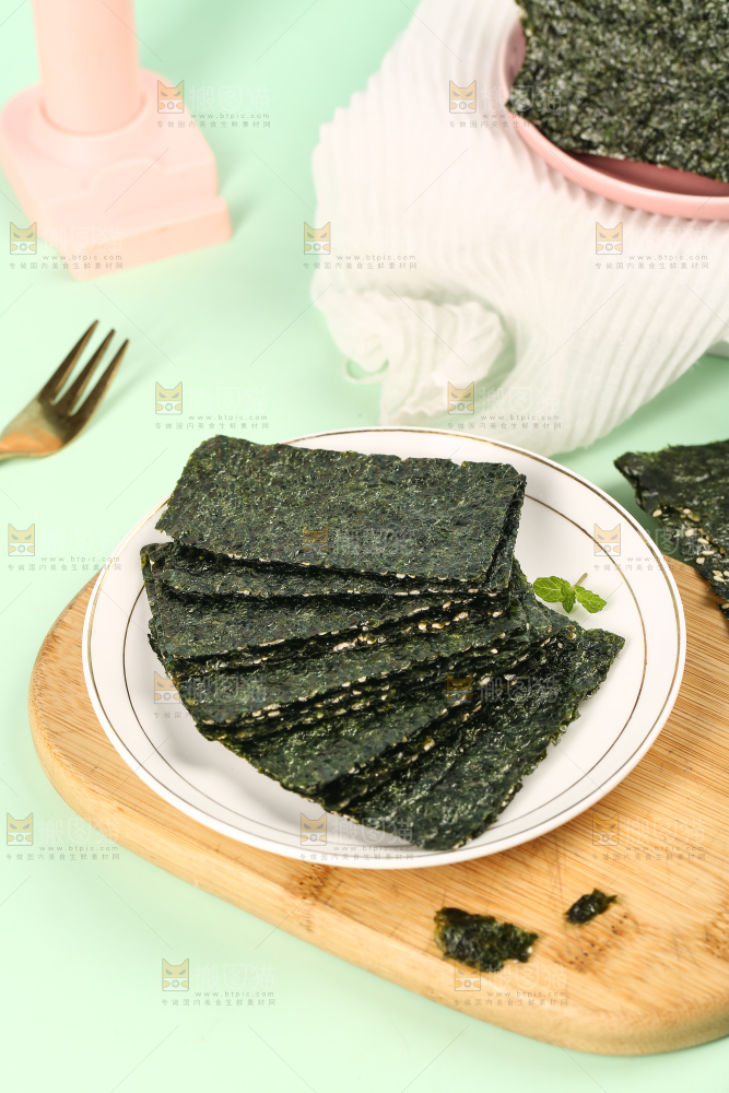 木板上摆放着一盘夹心海苔