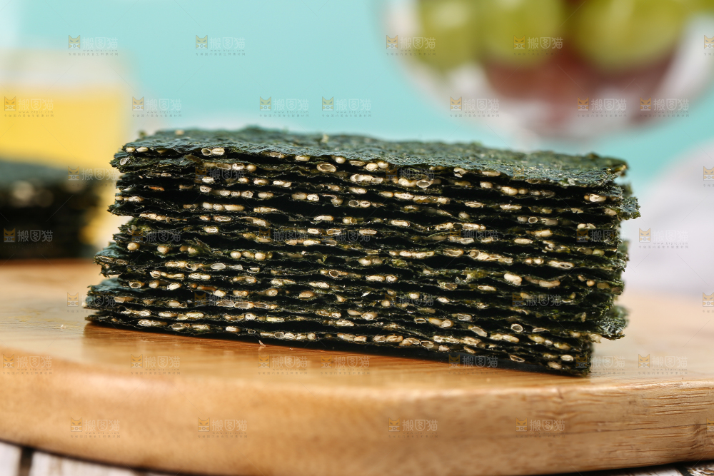 木板上放着海苔夹心脆
