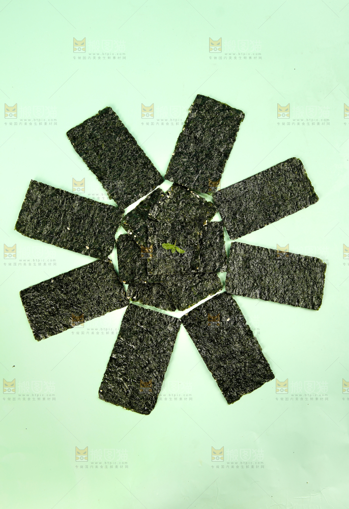 浅绿底上的海苔片