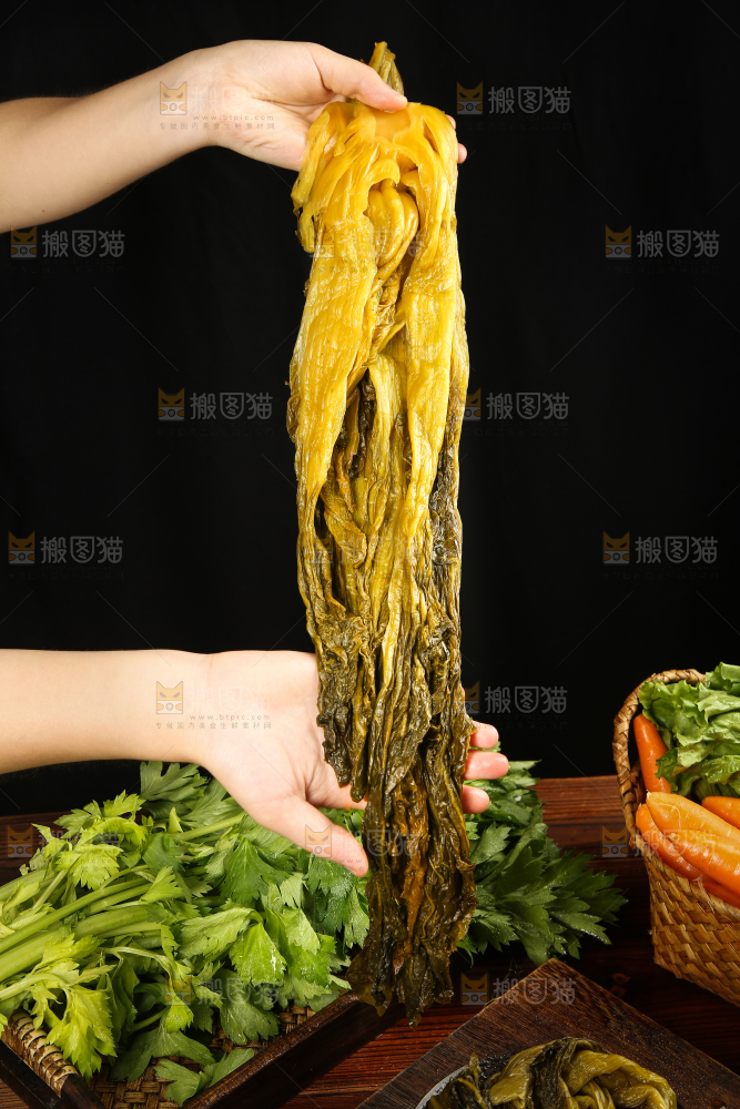手拿着酸菜