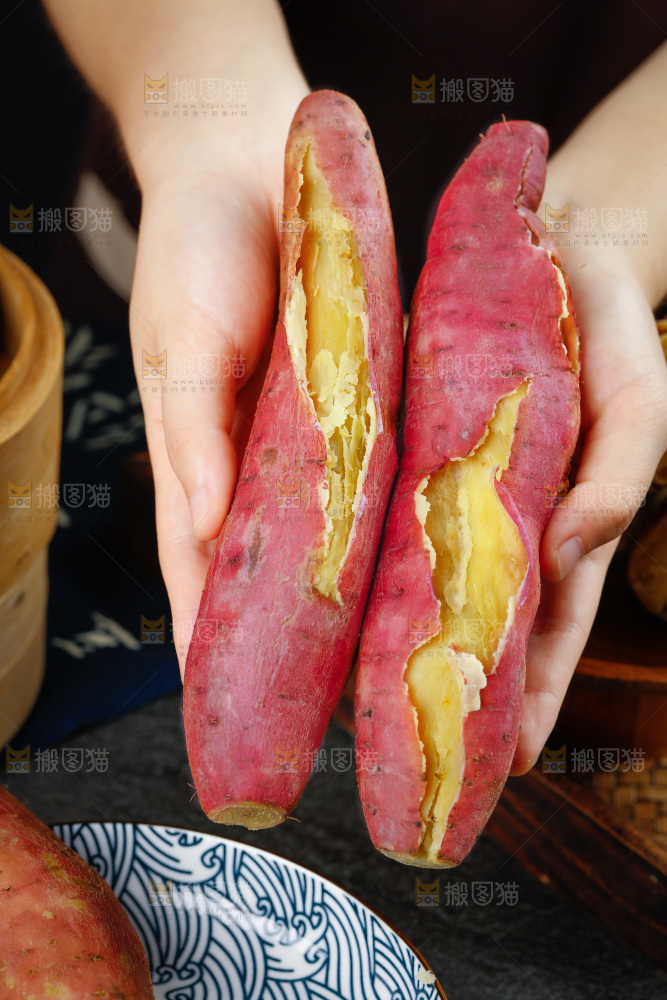 手里拿着板栗紅薯