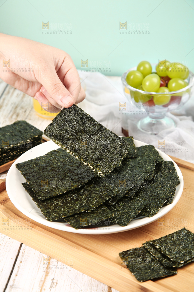 手拿着夹心海苔脆