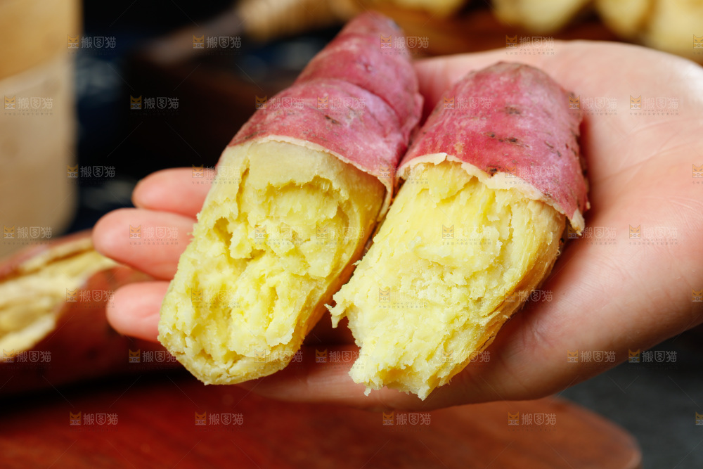 手里拿着黃心地瓜