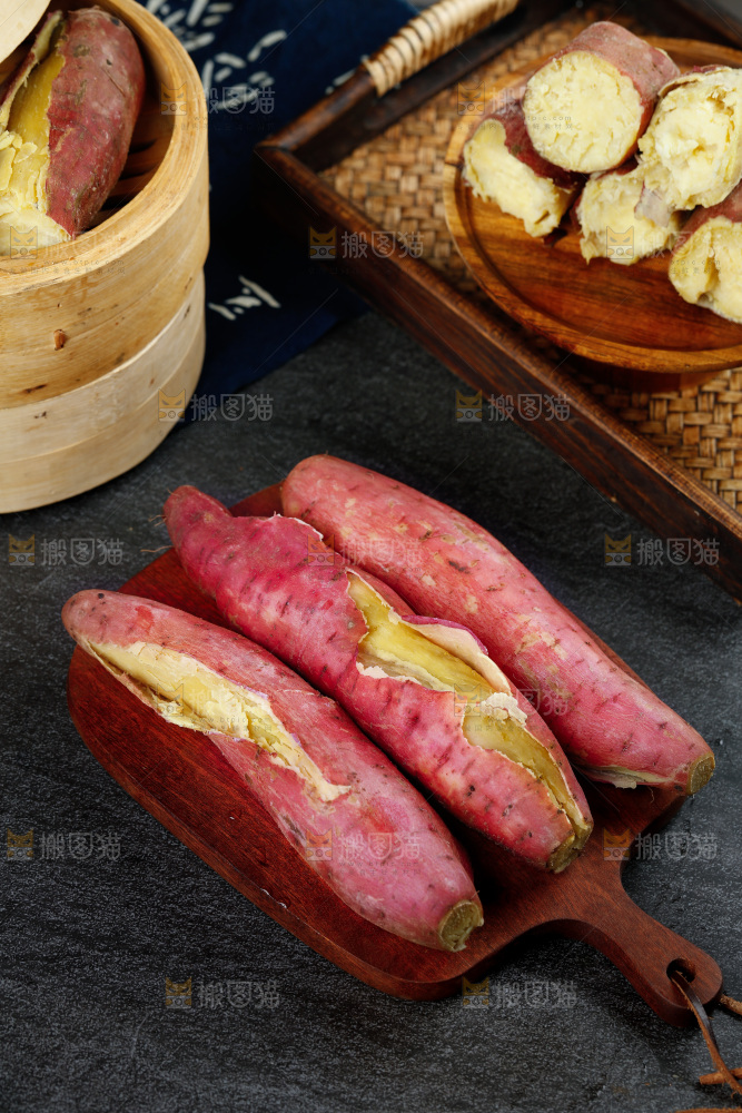 木板上放着板栗紅薯
