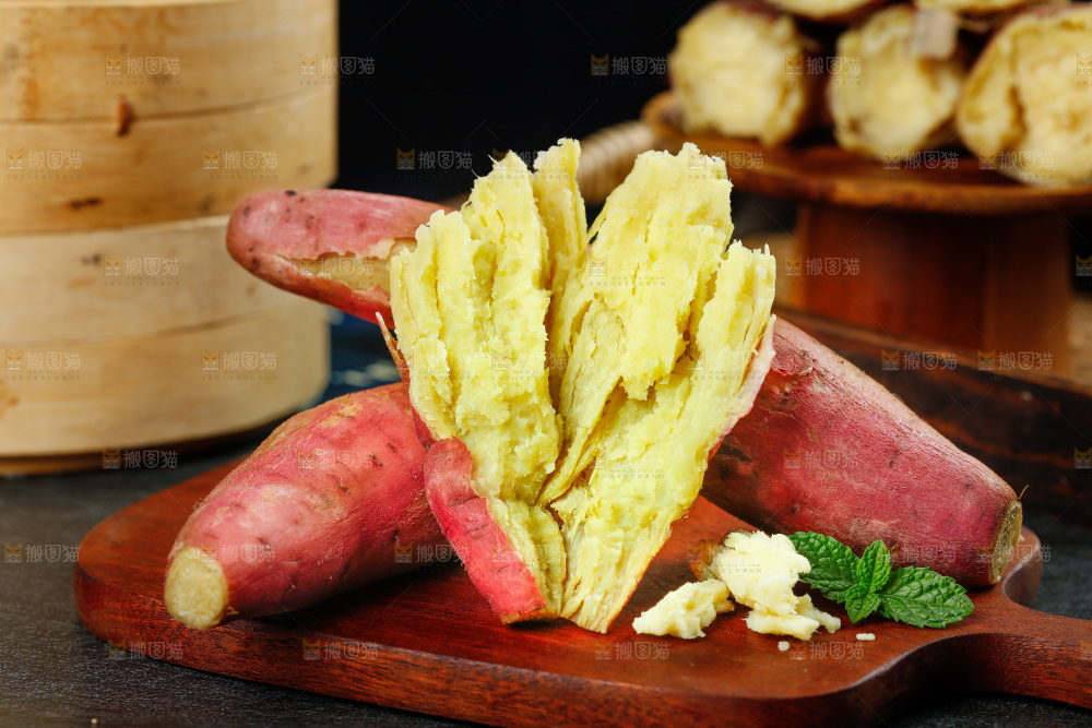 木板上的板栗蜜薯