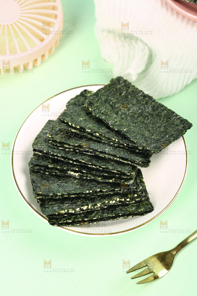浅绿底上放着一盘海苔夹心脆