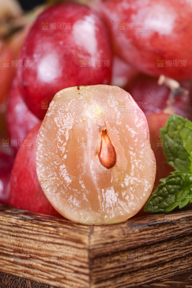 木盘里的红提