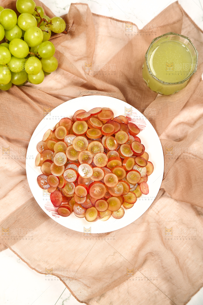 盘子里的红提果肉