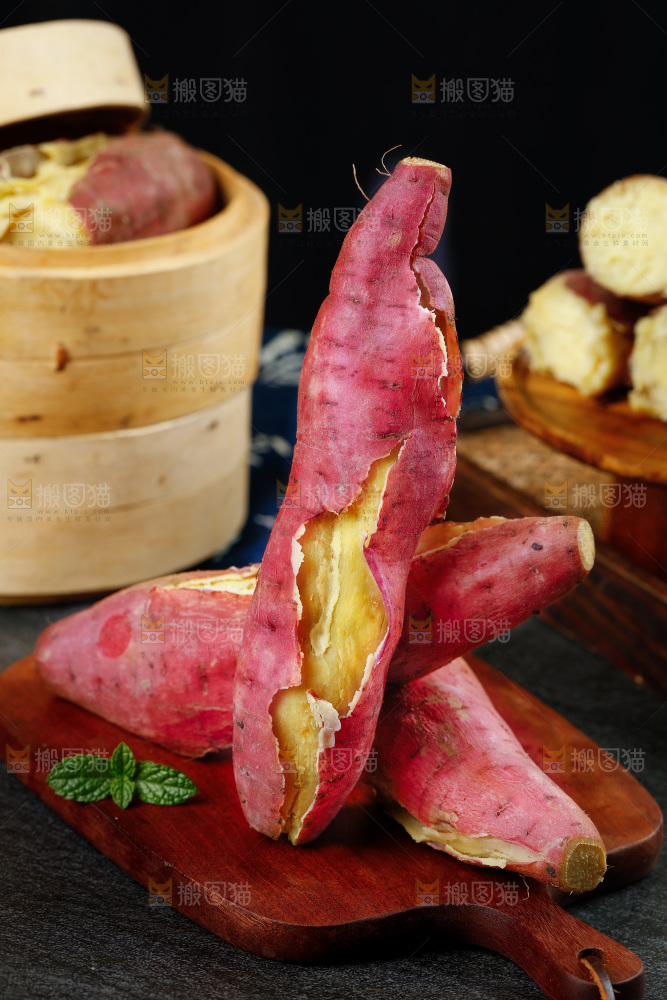 木板上放着板栗紅薯