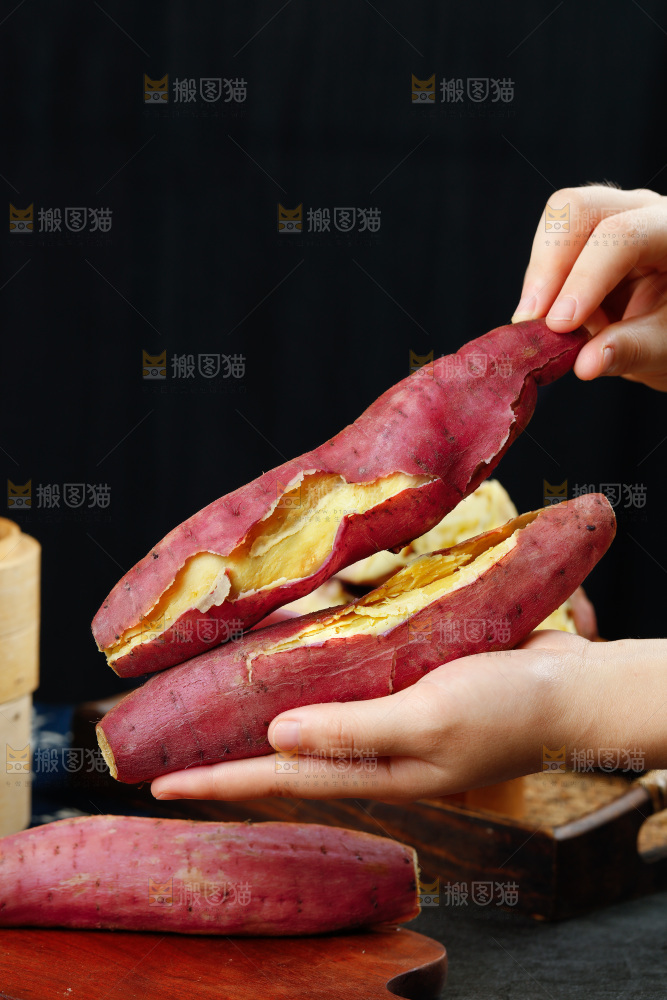 手里拿着板栗紅薯